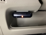 ETCがついています。高速道路の料金所の通過も楽々です。カードの取り出しもしやすい場所についています。