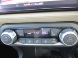 オートエアコンです。簡単な操作で室内を快適な温度になりますので夏場や冬場でも快適なドライブが楽しめます。
