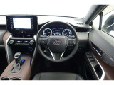 スポーティームード溢れる運転席周りですね。 クイックなドライビングに対応できるよな運転席回りになっています。 ドライブがますます楽しくなりますね!