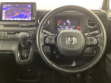【ハンドル】運転にかかわる様々な操作を安全に行えるように視点移動が少なく操作性に配慮されたスイッチ類が凝縮されたコックピットです。