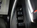 全席オート機構付ワンタッチ式パワーウィンドウが付いています。(挟み込み防止機能付)
