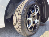 純正専用15インチフルホイールキャップでスタイルバッチリ!185/65R15タイヤです