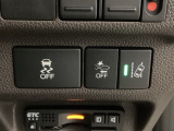 Hondaセンシング用の、VSA(ABS+TCS+横滑り抑制)解除と路外逸脱抑制機能のオンオフスイッチなどはハンドルの右側に装備しています。