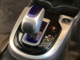 ハイブリッド専用セレクトレバーです。シフトチェンジを電子信号で送信するセレクトレバーを採用していますので、軽快でスマートな操作を楽しめます。