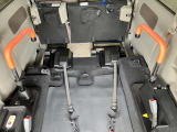 手摺りです。車いす使用者が立ち上がる際等に使用します。