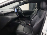 運転席助手席はゆとりがあります★ 足元も大変広々しております。