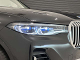 BMWレーザーライトとても明るく配光も良いので夜間の運転も安心です。
