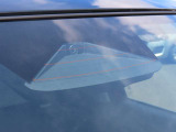 前方のステレオカメラで車両や歩行者をカメラで検知して、衝突のおそればあれば音やブザーでお知らせ、衝突の可能性が高い時はブレーキをかけます。