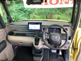 ご覧のように、視界が広く運転しやすいように設計されています。また、フルオートエアコンで快適です。