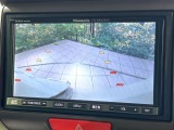【バックカメラ】駐車時に後方がリアルタイム映像で確認できます。大型商業施設や立体駐車場での駐車時や、夜間のバック時に大活躍!運転スキルに関わらず、今や必須となった装備のひとつです!