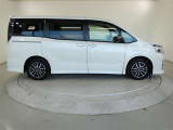 両側パワースライドドア付きだから、狭い駐車スペースなどでの 乗り降りラクラク!小さなお子さまのいるご家庭には嬉しい装備。