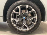 BMWの純正アロイホイールは軽量かつ強度にも優れているホイールで走行性能を引き上げる設計になっております。足元にもBMWは妥協がなくこだわっている個所になります。