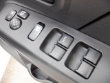 パワーウィンドウは運転席のスイッチのみオート機能も装備!お子様が一緒の時も安心のウィンドウロック付き♪更にドアミラーは電動式の角度調整&格納機能付きなので狭い所で大活躍!