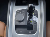 【シフトノブ】BMWの高性能オートマチックは、ATセレクトレバーを左側に倒すことで、通常の「D」から「S」(スポーツ)または「M」(マニュアル)へと切り替えが可能です。