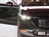 アダプティブLEDヘッドライト カメラや車速センサーと連動して、ハイ、ロー、ワイドローのLEDライトを常に最適な配光に自動制御する優れものです!便利なオートライト仕様でフォグランプも装着されています!