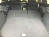 リヤシートを倒すと大きな荷物も搭載可能です。