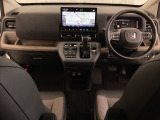 車内は光触媒抗菌消臭施工済です。インパネ周りはスタイリッシュなデザインで機能や装備も充実しています。グローブボックスやカップホルダーのほかにトレーなどたくさんの収納スペースが付いています。