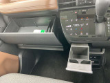 グローブボックスの他にも収納をご用意してます。車内をスッキリ見せることができます。