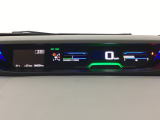 中央にデジタル表示のスピードメーターを配したハイブリット専用メーターになっています。左側のインフォメーション画面で燃費などの情報を確認できます。