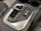 【シフト】スポーティーさを極めたなめらかなシフトチェンジが可能で、快適なクルージングからダイナミックな走りまで、さまざまな運転スタイルに適応いたします。