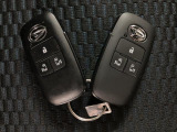 電子カードキーを携帯していれば、ドアハンドルやバックドアのリクエストスイッチを押すだけでドアの施錠・解錠が出来ます♪もちろん 遠隔操作も可能です!盗難防止のイモビライザー機能装備ですよ ☆