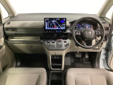 車内は光触媒抗菌消臭施工済です。インパネ周りはスタイリッシュなデザインで機能や装備も充実しています。グローブボックスやカップホルダーのほかにトレーなどたくさんの収納スペースが付いています。