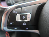 ◆クルーズコントロールにレーダーセンサーを組み合わせ、先行車を測定し設定されたスピードを上限に自動で加減速を行います。一定の車間距離を維持することで、長距離走行でのドライバーの疲労を低減させます。
