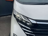 LEDライトは白色光で遠くまで明るく照らし、夜間の安全運転をサポートします