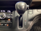 CVT車のセレクトレバーです。低速から高速まで、変速ショックのないスムーズな走りを実現するとともに、エンジン効率のよい領域を維持することで燃費にも貢献します。