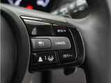 ◆アダプティブクルーズコントロール◆予め設定した車速内でクルマが自動的に加減速。前走車との適切な車間距離を維持しながら追従走行します。【LKAS】車線維持支援システムでステアリング操作を支援。