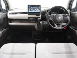 ◆視界広々で非常に運転しやすくロングドライブでも疲れを感じさせないすっきりとまとまったインパネ周りです。