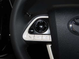 ステアリングスイッチ付きで、運転中に視線を前に向けたまま操作できます。