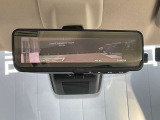 インテリジェント ルームミラーは、車両後方のカメラ映像をミラー面に映し出すので、車内の状況や、天候などに影響されず、いつでもクリアな後方視界が得られます