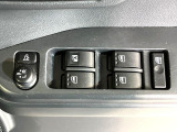 【電動格納ミラー】サイドミラーは電動格納式となっており、狭い駐車場でもキズがつくリスクを抑えられます。