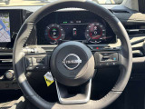 運転席廻りは手が届くところに収納スペースを確保しており、ハンドルにはオーディオ操作用スイッチがあるので、運転中もナビゲーションを注視せずにオーディオの操作を行って頂くことができます!