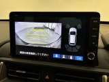 リバースギアに入れるだけで後方の表示へ切り替わります。夜間や雨の日の駐車も楽になりますよ。