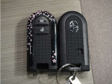 【スマートキー&プッシュエンジンスタート】ポケットやバックなどにキーを入れたまま探さなくてもロックの施錠、開錠、エンジンスタートも出来ます。
