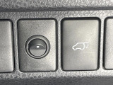 【パワーバックドア】スマートキーや運転席のボタンを押すだけでリアゲートが自動で開閉します!荷物を持っている時や、高い位置にあるバックドアを閉める際に便利な機能です♪【電動パーキングブレーキ】パーキング