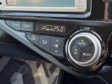 【オートエアコン】一度お好みの温度に設定すれば、車内の温度を検知し風量や温度を自動で調整。暑い&hellip;寒い&hellip;と何度もスイッチ操作をする必要はありません。快適な車内空間には必須の機能ですね♪