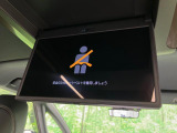 【フリップダウンモニター】大画面モニターで後席でもエンタメをお楽しみいただけます。小さなお子様にも大人気の装備です♪