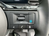 「日産プロパイロット」 高速道路の単調な渋滞走行と長時間の巡航走行で、アクセル、ブレーキ、ハンドルの操作をクルマがアシスト。快適な高速ドライブが楽しめます。