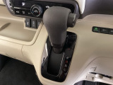 CVT車のセレクトレバーです。低速から高速まで、変速ショックのないスムーズな走りを実現するとともに、エンジン効率のよい領域を維持することで燃費にも貢献します。