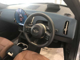 MINIの内装はとにかく『円』に拘ったデザインコンセプトが一目で伝わってきます。これほど円形に拘った車は他に御座いません。伝統のデザイン、トグルスイッチなど遊び心のある内装で御座います。