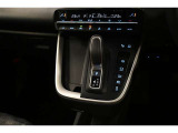 左右で温度調整の出来るデュアルオートエアコン完備☆快適な車内空間で会話も弾みます♪寒い日も快適♪シートヒーター装備!