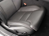 電動パワーシートでございます。シートメモリー機能付きなので2名様分のシートポジションを設定できます。フロントシートはシートヒーターがついています。