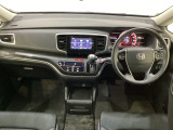 車内は光触媒抗菌消臭施工済です。インパネ周りはスタイリッシュなデザインです。グローブボックスやカップホルダーのほかにトレーなどたくさんの収納スペースが付いています。