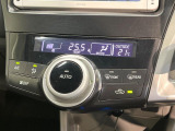 【オートエアコン】一度お好みの温度に設定すれば、車内の温度を検知し風量や温度を自動で調整。暑い&hellip;寒い&hellip;と何度もスイッチ操作をする必要はありません。快適な車内空間には必須の機能ですね♪
