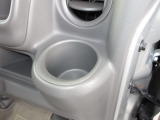 運転席と助手席にはドリンクホルダーがあります。取りやすい位置にありますからドライブも楽しくなりますね!