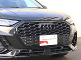 ●一目でAudiとわかる特徴的なシングルフレームグリル・LEDランプ。精悍なフロントマスクからAudiのスマートで上品なブランドを連想させてくれます。女性にも大変ご好評頂いております。