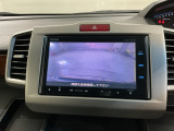 リバースギアに入れるだけで後方の表示へ切り替わります。夜間や雨の日の駐車も楽になりますよ。